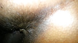 丈夫打電話給主人，厭惡地看著他的妻子。