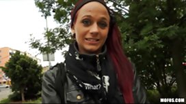 性感的金發女郎撫摸她的乳頭