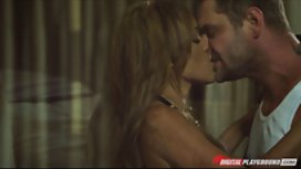 長發綹的黑人以他的黑色裝置著稱