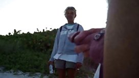 頑皮的女孩在女友生日時舉行了派對