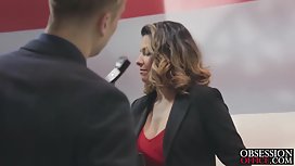 甜美的金發女郎與醫生排隊的陌生人發生性關係