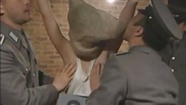 黑色網襪的悶熱美女喜歡硬肛交