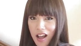 粗暴的活躍女同性戀使黑人寶貝舔她的陰戶