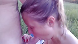 兩個堅固的開車送女孩，並且很難幹