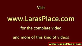 一個男人在一個華麗的黑髮女郎的胸部之間摩擦一個成員，並熱情地亂搞她