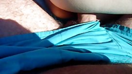 一名記者和她的攝影師在脫衣舞俱樂部參加了性愛派對。