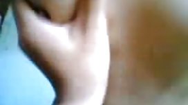 牛仔褲的腳戀物癖女孩顯示腿