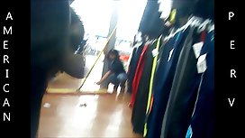 格洛麗亞通過牆上的一個洞吸了男人的陰莖