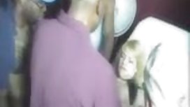 華麗的青少年與美麗的胸部撫摸自己的雙腿之間