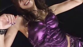 非常瘦的小乳房女孩無私地抽搐