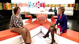 專業地擺在水池的大乳房時裝模特兒