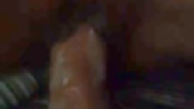 異裝癖女孩正在毆打她的癌症朋友