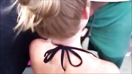 有小山雀的女孩亂搞在與爸爸的驢子