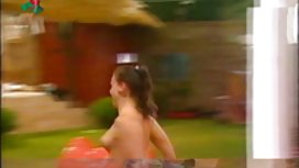 印度寶貝在相機上顯示出大胸部