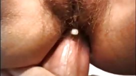 凱莉在桌旁，放棄了屁股