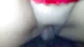 苗條的維多利亞在連褲襪精美地撫摸她的陰部