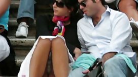 沒有內褲的女孩在相機上閃過她的陰戶