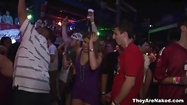 Inessa給一個水下的男人一個熱口交