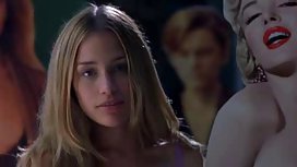 在街道上的深色的小便和愛撫貓