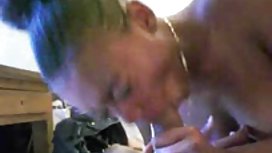 躺在床上的Fetishist覆蓋著乳膠