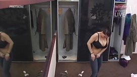 金發女郎用尿液抓住她的嘴