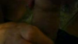 莉莉在她的床上安排放蕩