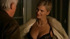 性感的女孩海登炫耀她完美的身體。