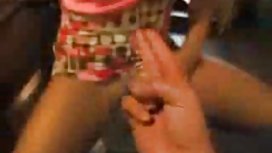 熱艾比騎在一個常設的陰莖上