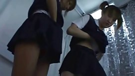 高筒靴的苗條女孩自慰貓和暨在男人的嘴裡