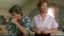 迷人的寶貝展示了她的身體