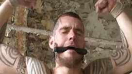 優質的自製口交在浴室里以嘴巴結束