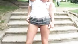 俄羅斯男孩看起來像一個朋友他媽的他的女朋友