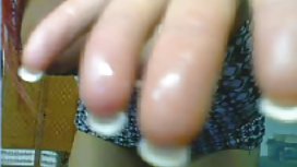 性感的母親顯示她的女兒如何做口交