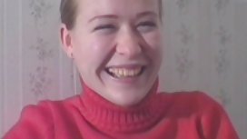 俄羅斯婊子巧妙地跳到黑白混血兒的陰莖上並在網絡攝像頭上擺姿勢