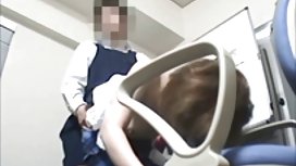 男人們在廁所里安排了一個黑幫女孩