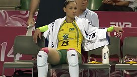 這個女孩吵醒了她的男朋友並和他發生了性關係