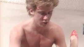 在海灘的自然boobed小雞裸體