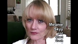 偷窺的傢伙衝進房間，穿著緊身衣性交寶寶