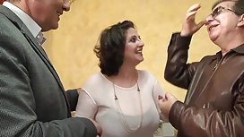 那個傢伙把那個戴著眼鏡的婊子狠狠揍了一頓，完成了她的內心