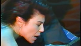 連褲襪和高跟鞋的迷人女同性戀他媽的帶綁帶