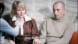 熱寶貝將假陽具帶入她的陰戶