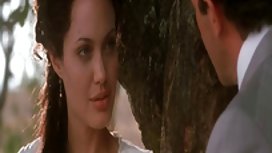 這個學生舔了舔老師的婊子，熱得把她拉到桌子上