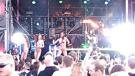 男人和女孩輪流吸吮迪克傢伙