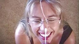 這個傢伙把他的妻子丟給了他的撲克朋友