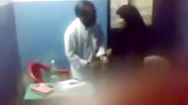 不倦的情人尖頂性感的黑髮戴安娜在沙發上