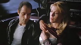 性感的俄羅斯學生在淋浴時做了熱的女同性戀