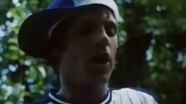 一對俄羅斯學生在聚會期間擠進了臥室