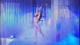 爺爺把一個漂亮的孫女睡覺和脫衣服