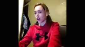 這個男孩幫助一個朋友操他的母親