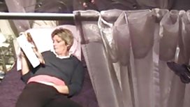 年輕的女同性戀者練習肛門拳交